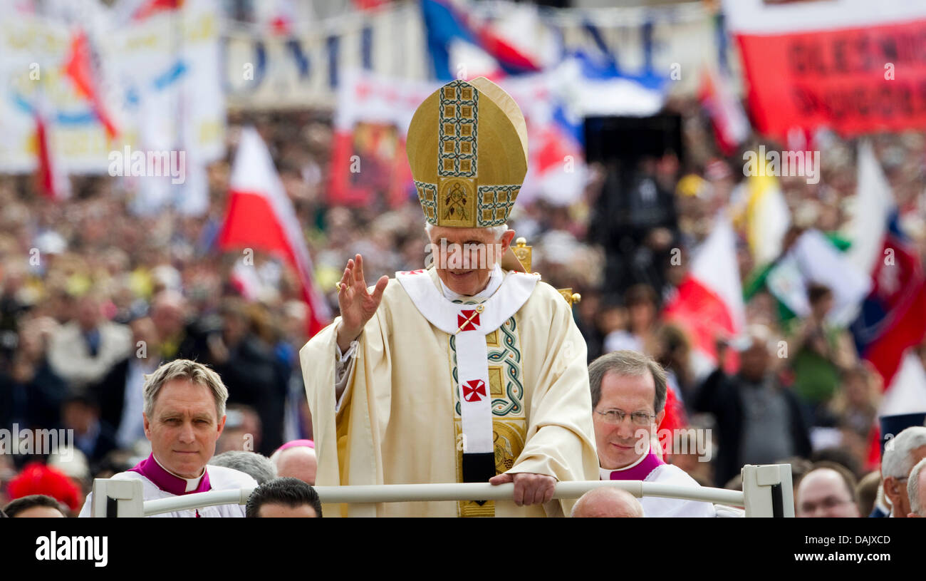Pope Benedikt XVI is brought to the beatification of Pope Johannes Paul ...