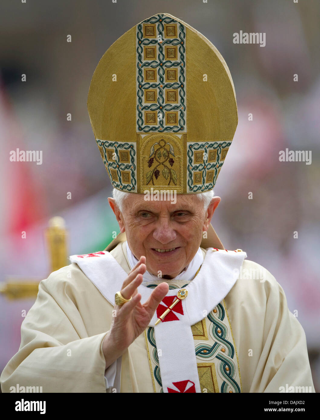 Pope Benedikt XVI is brought to the beatification of Pope Johannes Paul ...