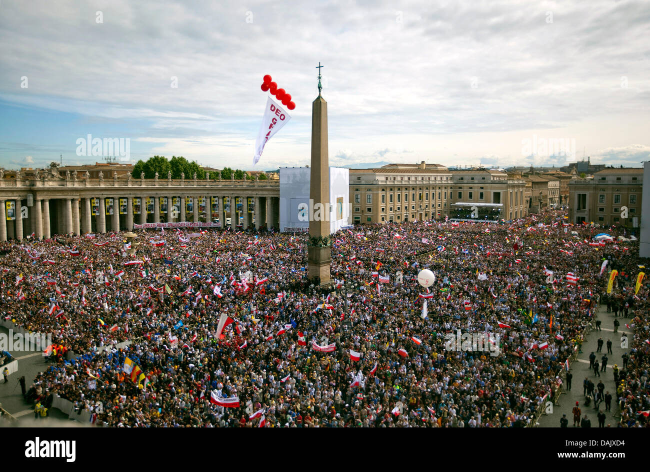 Thousands of people participate in the beatification of Pope Johannes ...