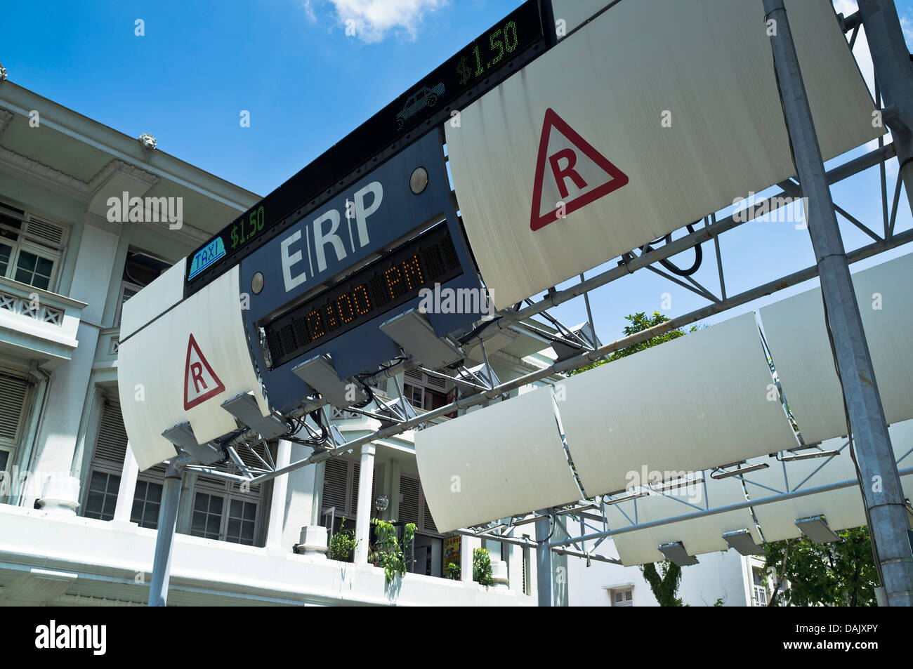 dh ERP electronic road price QUEEN STREET SINGAPORE Toll collection point gantry traffic management system sign Stock Photo