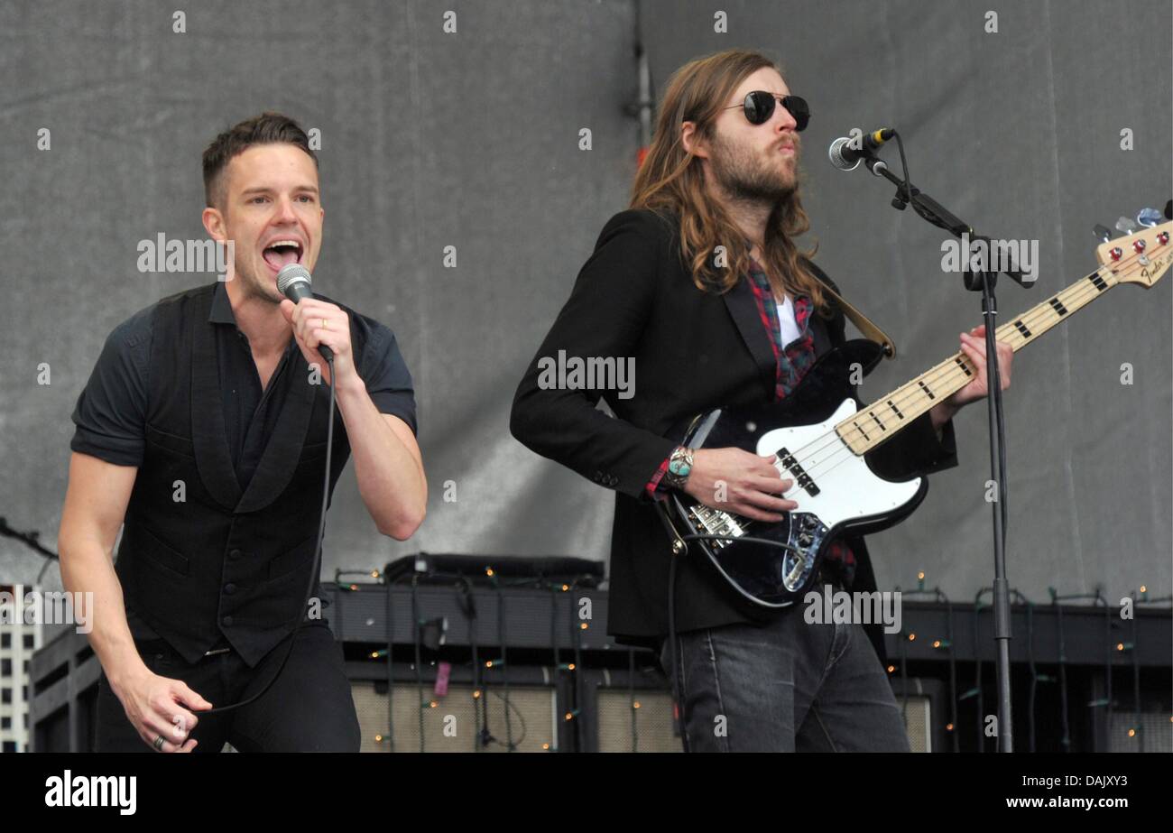 singer-brandon-flowers-l-and-bassist-mark-stoermer-from-the-us-american-DAJXY3.jpg