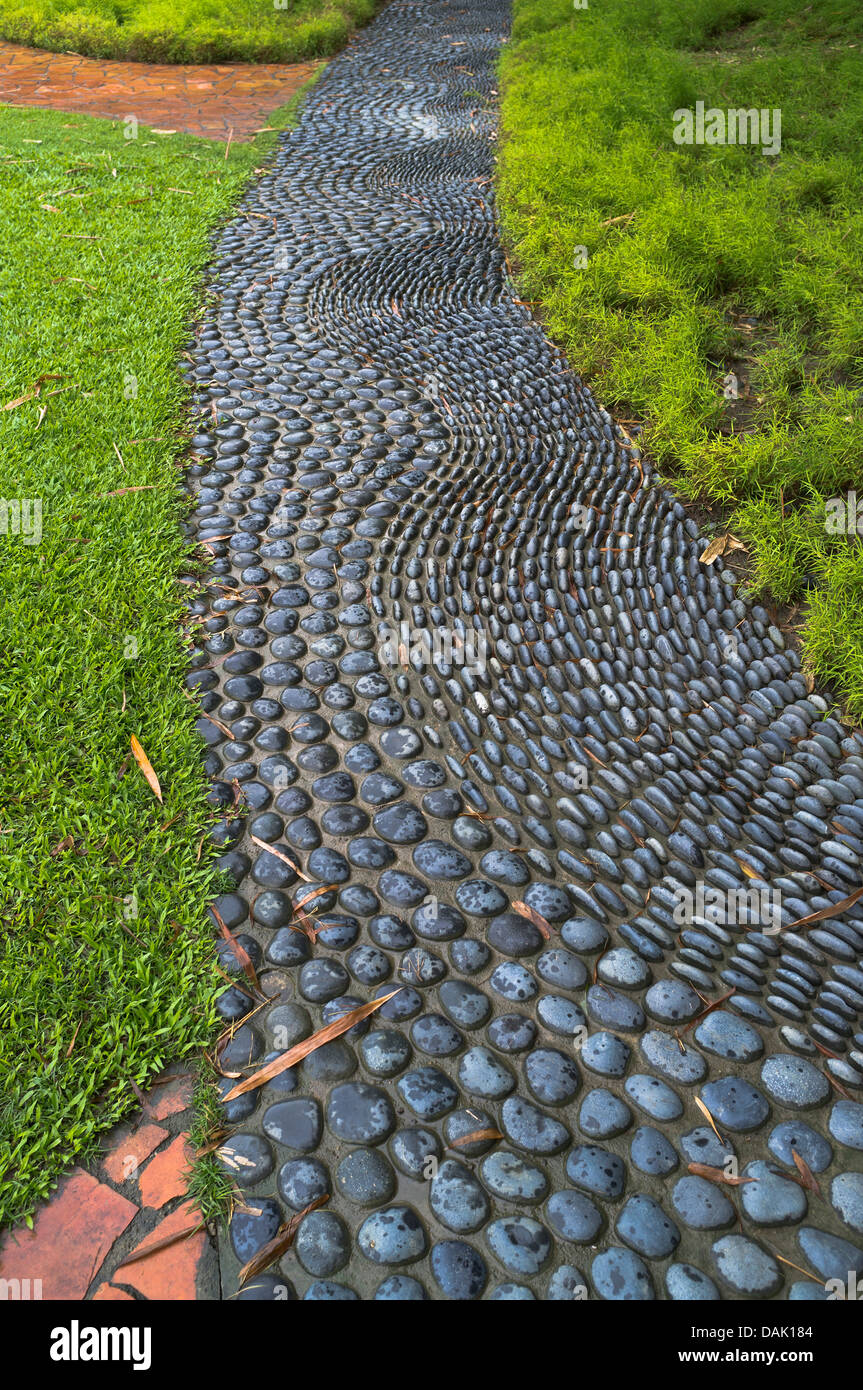 dh  BOTANIC GARDENS SINGAPORE Chinese foot reflexology health pebble path stone mosaic pebbled pathway Stock Photo