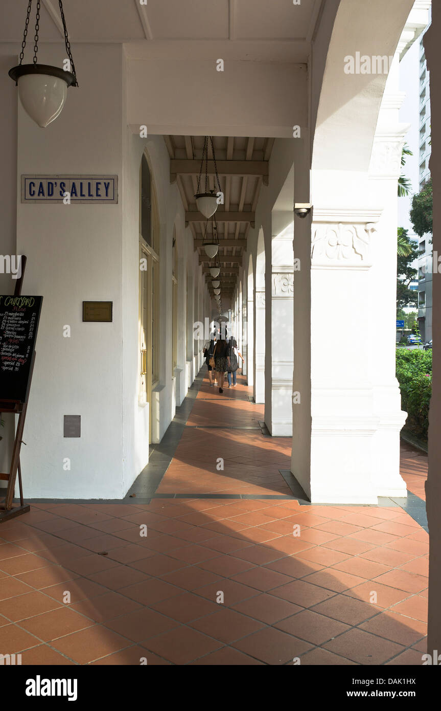 dh  RAFFLES HOTEL SINGAPORE People in Cads alley covered walkway british empire Stock Photo