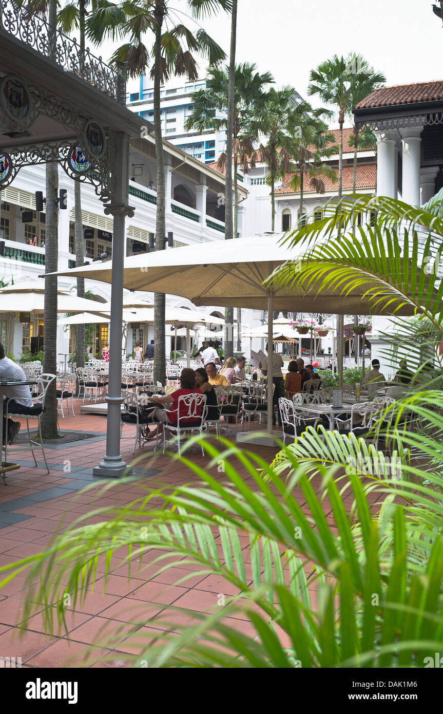 dh Raffles courtyard restaurant RAFFLES HOTEL SINGAPORE People sitting out dining and drinking Stock Photo