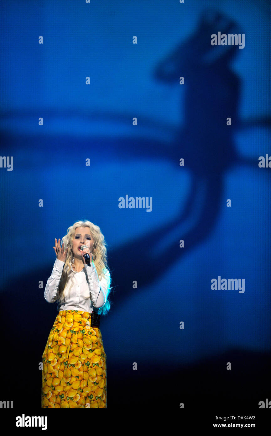 Mika Newton representing the Ukraine performs during the first rehearsal for the second semi-final of the Eurovision Song Contest in Duesseldorf, Germany, 3 May 2011. The Final of the 56th Eurovision Song Contest takes place on 14 May 2011. Photo: Henning Kaiser Stock Photo