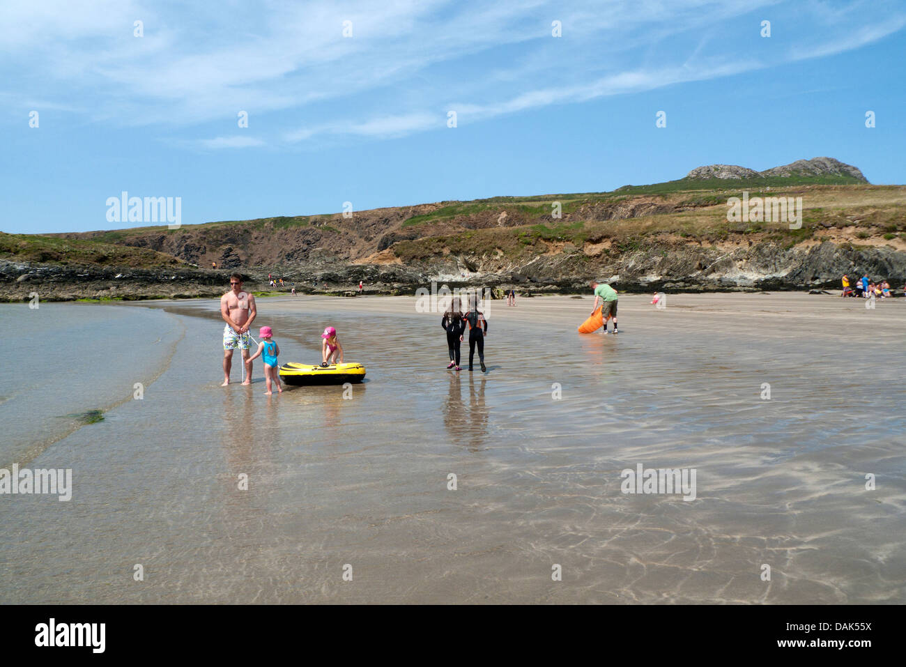 British beach family hi-res stock photography and images - Alamy