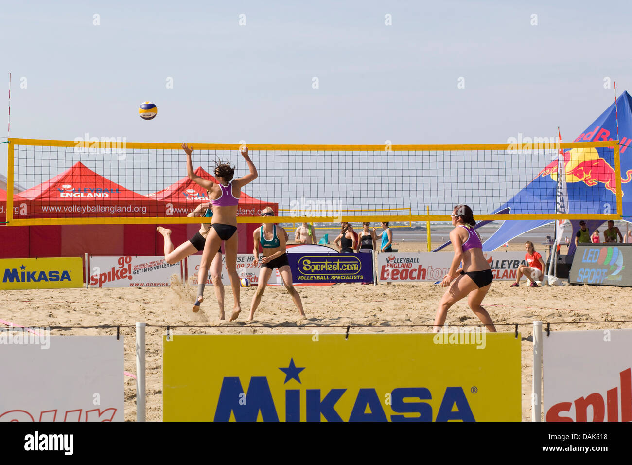 Beach volleyball players hi-res stock photography and images - Alamy