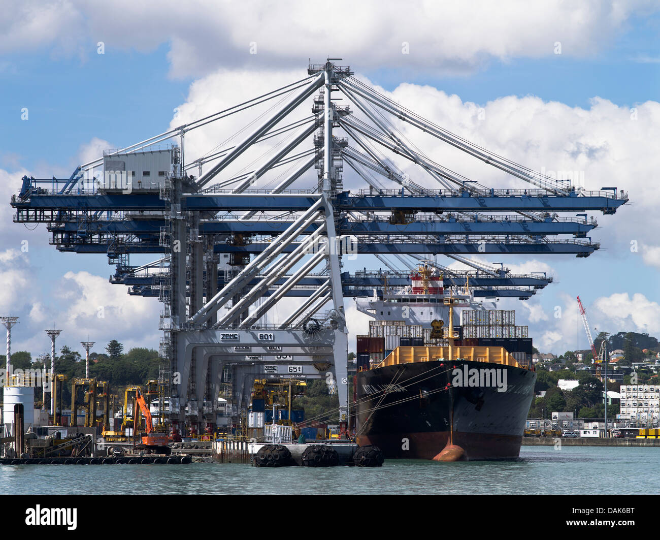 dh Harbour AUCKLAND NEW ZEALAND Cranes Port of Auckland Container terminal container crane modern nz dock loading onto ship berthed cargo containers Stock Photo