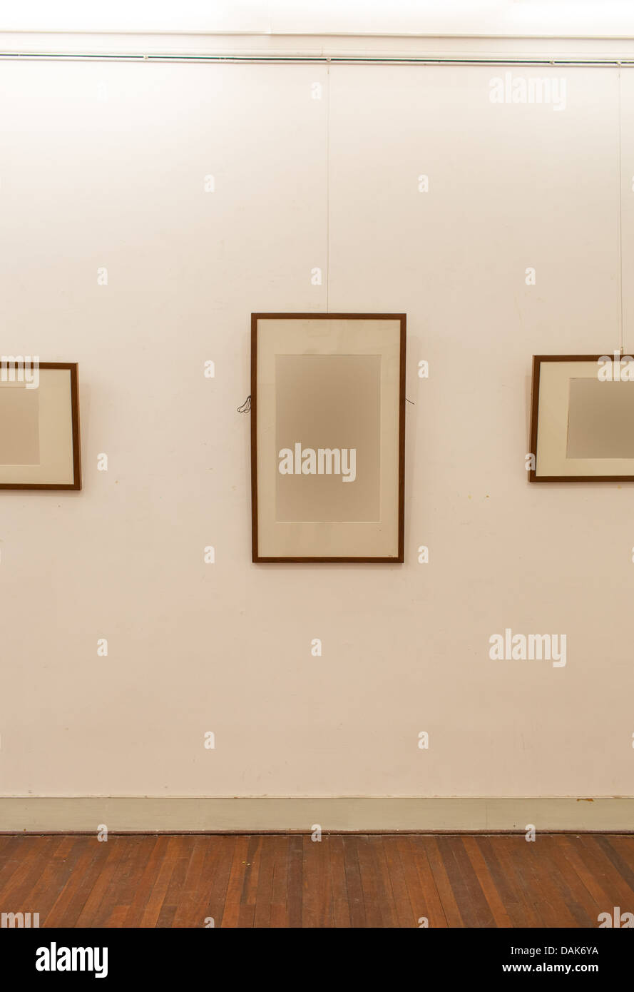 Art gallery wall blank hi-res stock photography and images - Alamy
