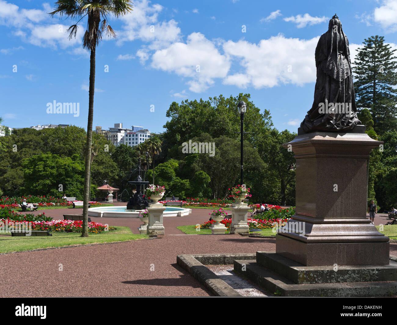 dh Albert Park AUCKLAND NEW ZEALAND Queen Victoria statue fountain pool flower garden people Stock Photo