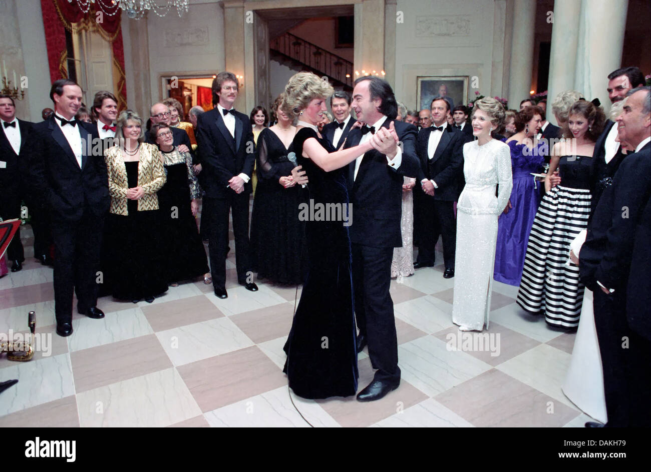 Diana, Princess of Wales dances with singer Neil Diamond during a White House Gala Dinner November 9, 1985 in Washington, DC. Stock Photo