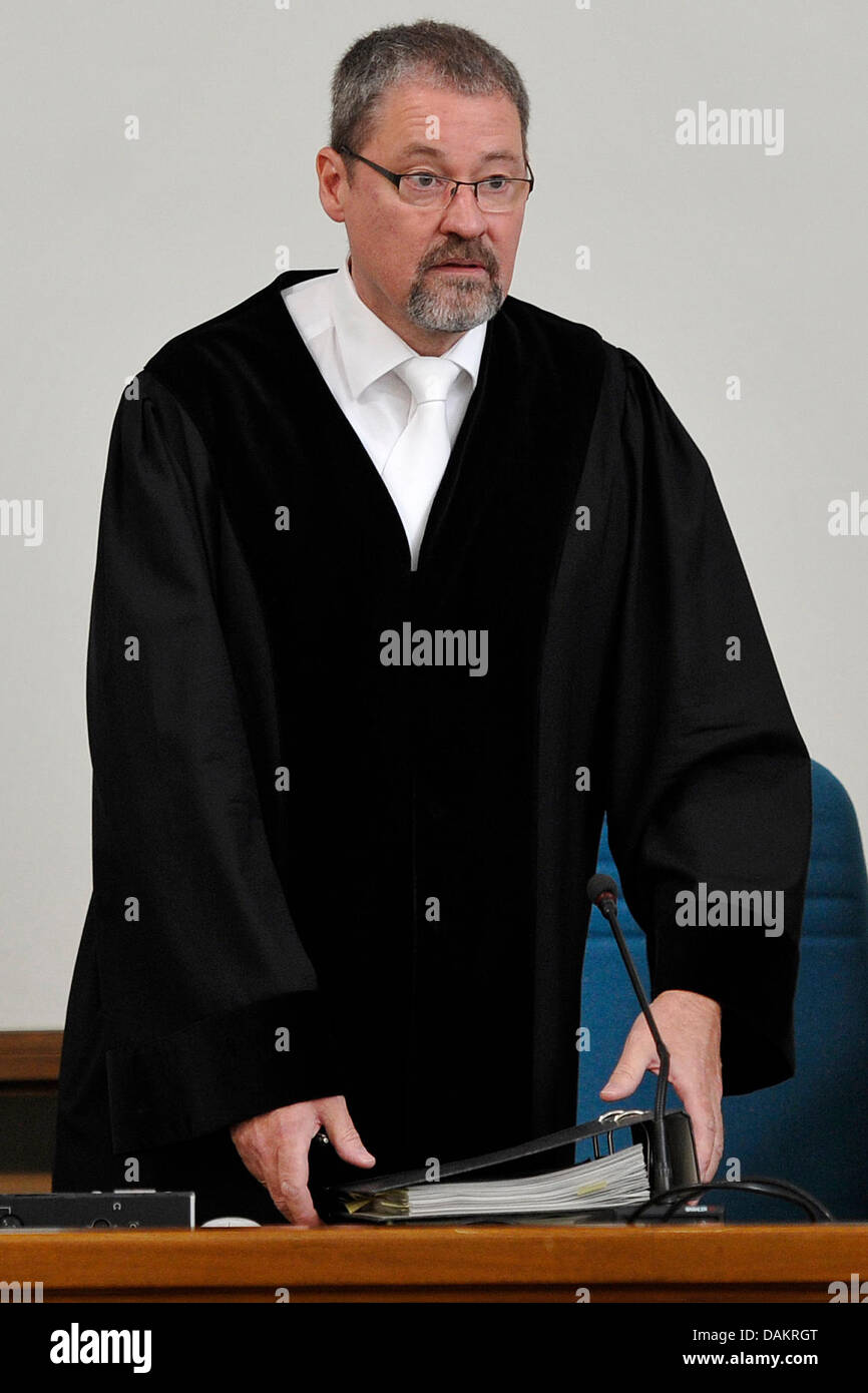 Presiding judge Ulrich Krege opens the trial alleged members of a Rumanian ATM skimming gang at the district court in Wuppertal, Germany, 04 May 2011. Seven men and one woman are accused of steeling customer data at cash machines and robing their bank accounts. Photo: MARIUS BECKER Stock Photo