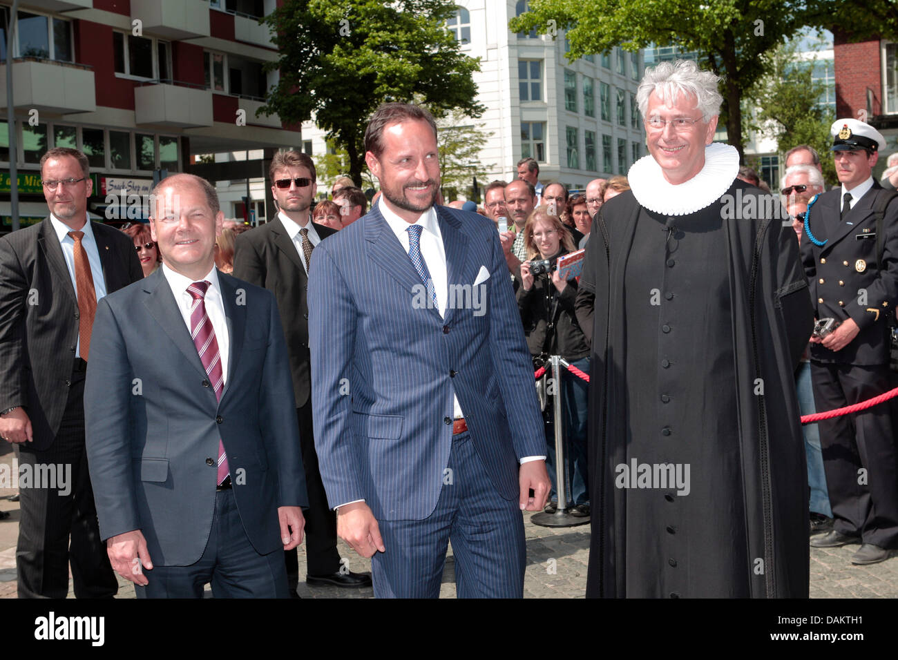 Hamburg's First Mayor Olaf Scholz (L-R), Norway's Crown Prince Haakon and St. Michaelis' senior pastor Alexander Roeder enter the main church St. Michaelis in Hamburg, Germany, 06 May 2011. Crown Prince Haakon is opening the 822nd Hafengeburtstag (annual celebration of the harbour) in Hamburg as the royal guest of honour. Photo: MARKUS SCHOLZ Stock Photo