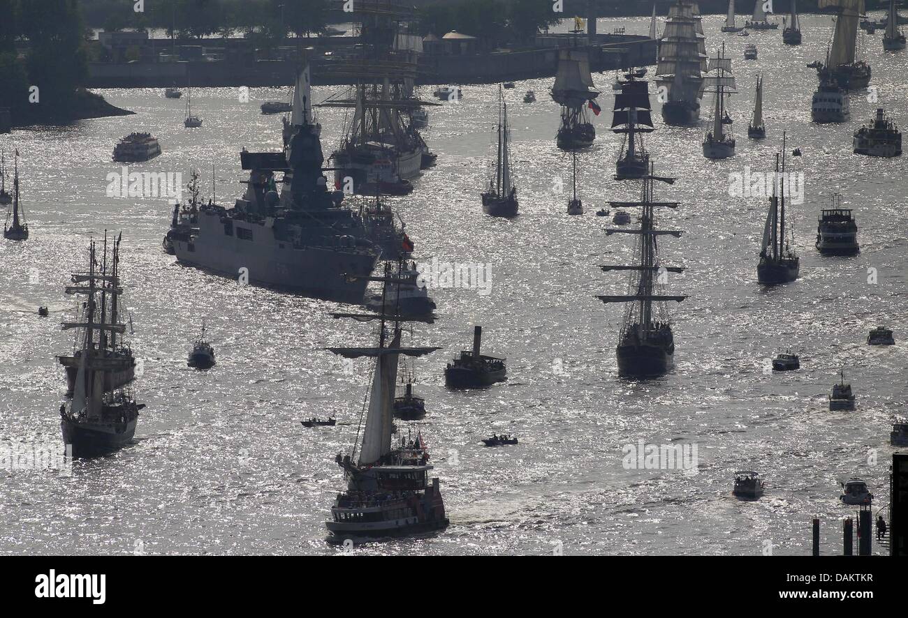 Numerous ships sail in Hamburg Harbour during the traditional opening parade of the Hafengeburtstag (annual celebration of the harbour) in Hamburg, Germany, 06 May 2011. More than 330 ships are expected, including naval vessels, tall and cruise ships. Photo: MALTE CHRISTIAN Stock Photo