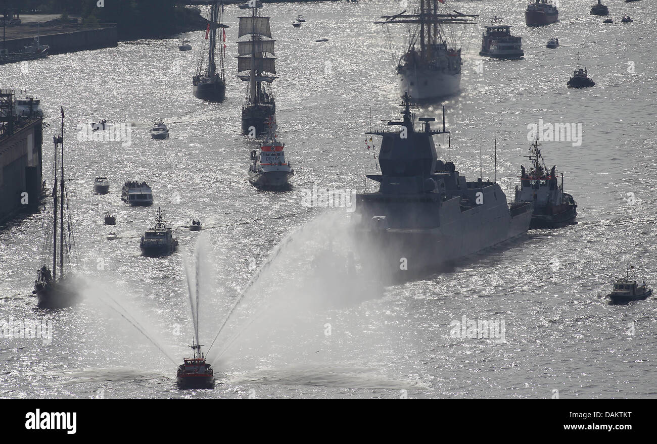 Numerous ships sail in Hamburg Harbour during the traditional opening parade of the Hafengeburtstag (annual celebration of the harbour) in Hamburg, Germany, 06 May 2011. More than 330 ships are expected, including naval vessels, tall and cruise ships. Photo: MALTE CHRISTIAN Stock Photo
