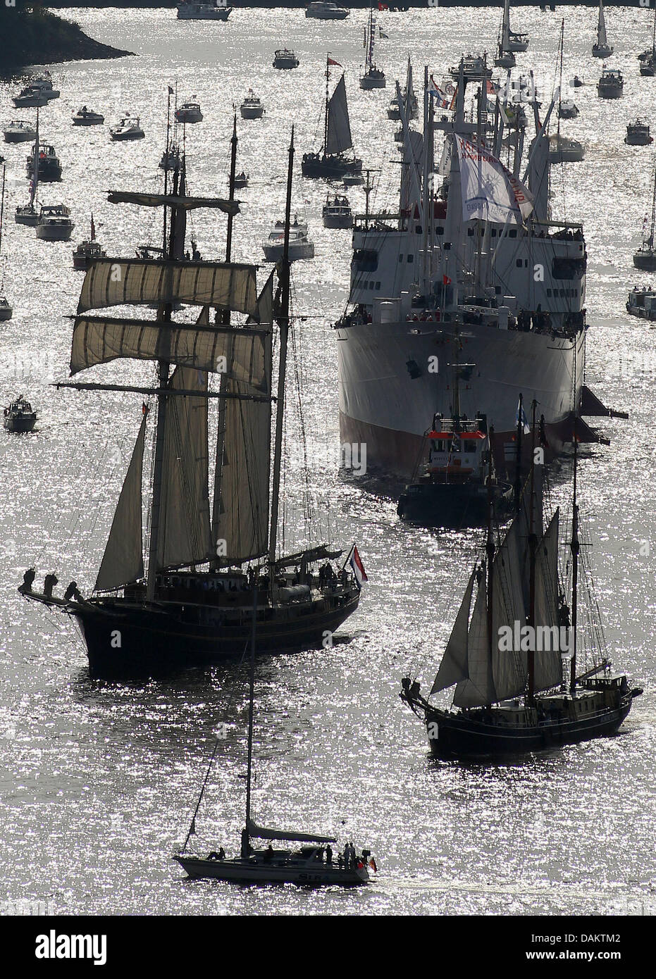 Numerous ships sail in Hamburg Harbour during the traditional opening parade of the Hafengeburtstag (annual celebration of the harbour) in Hamburg, Germany, 06 May 2011. More than 330 ships are expected, including naval vessels, tall and cruise ships. Photo: MALTE CHRISTIAN Stock Photo