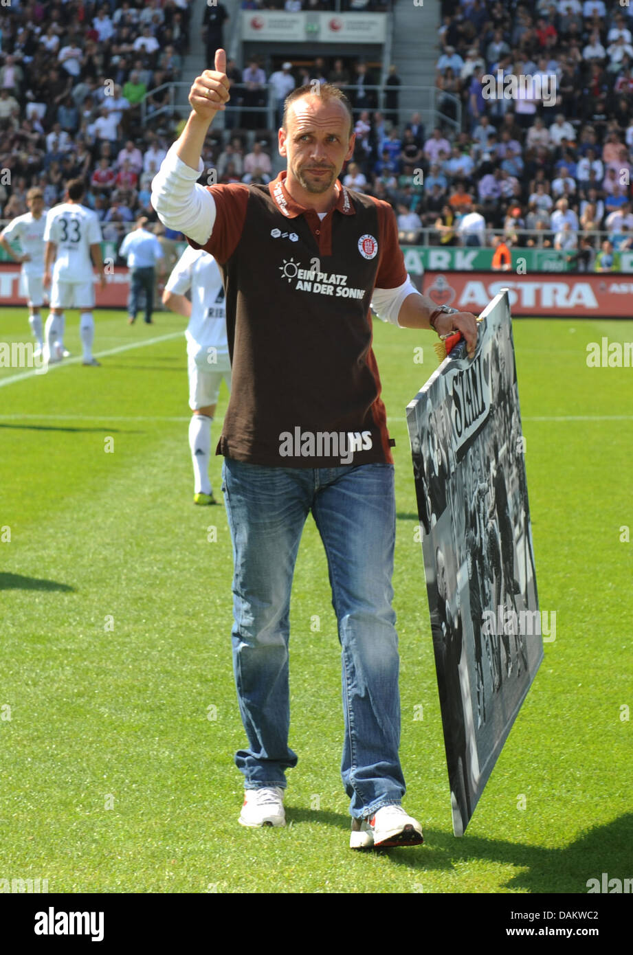 St Pauli's Trainer Holger Stanislawski waves to the fans prior to the German Bundesliga match FC St Pauli vs FC Bayern Munich at Millerntor stadium in Hamburg, germany, 7 May 2011. Stanislawski leaves the sport's club at the end of the season. Photo: Marcus Brandt Stock Photo