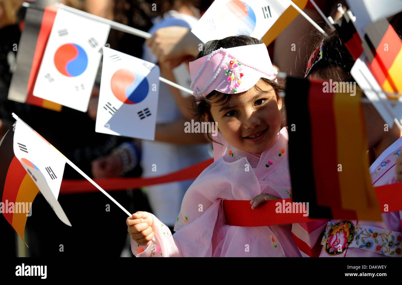 South korean children with paper flags wait for the South Korean President Lee Myung Bak and his wife Kim Yoon-ok at Bellevue Castle in Berlin, Germany, 9 May 2011. Lee Myung Bak meets German president Wulff and Chancellor Merkel for political talks. Photo: MAURIZIO GAMBARINI Stock Photo