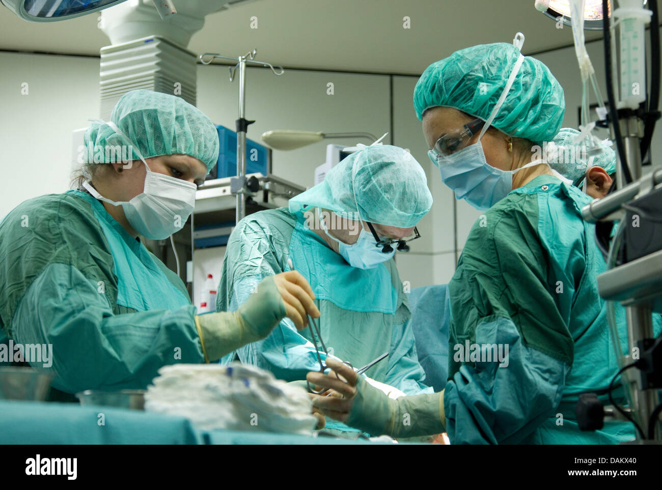 A surgical team performs a heart surgery at the Schuechtermann clinic in Bad Rothenfelde, Germany, 4 May 2011. The hospital specialized on heart disease and angiopathy. Photo: Friso Gentsch Stock Photo