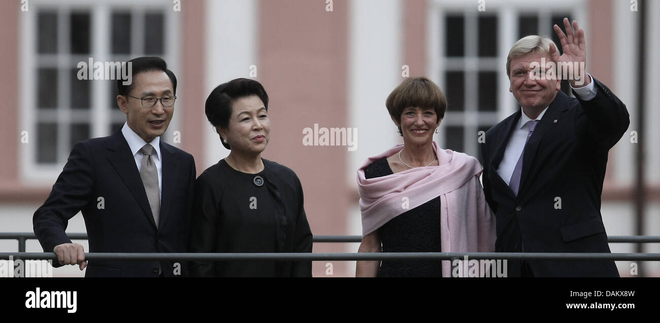 Prime Minister of Hesse, Volker Bouffier (R) and his wife Ursula (2-R), the President of the Republic of Korea Lee Myung-Bak and his wife Kim Yoon Ok pose in front of the monastery Eberbach in Eberbach, Germany, 10 May 2011. Photo: Fredrik von Erichsen Stock Photo