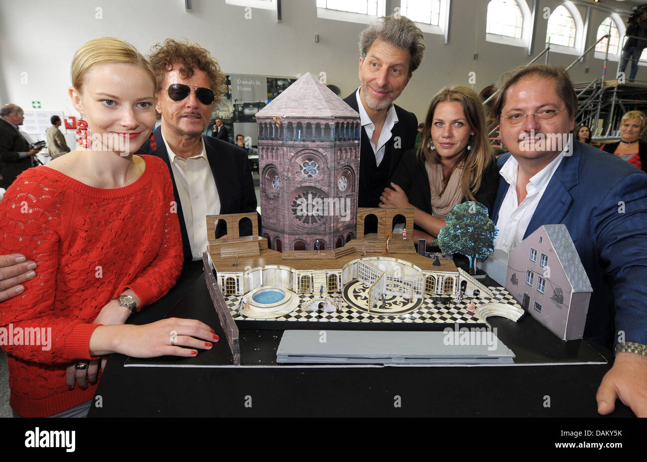 Actress Teresa Weißbach (L-R), director Dieter Wedel, actors Rufus Beck, Felicitas Woll and Juergen Tarrach pose at the start of rehearsals for the Nibelungen Festival in Worms, Germany, 12 May 2011. On 25 June, 'The story of Joseph Suess Oppenheimer, called Jud Suess' ('Die Geschichte des Joseph Süß Oppenheimer, genannt Jud Süß') will premiere in front of the Worms Cathedral. Phot Stock Photo
