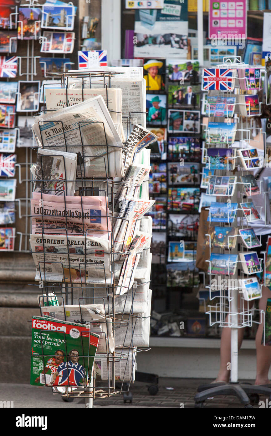 News agent shop selling newspapers postcards, gifts and souvenirs, Oxford, Oxfordshire, England, UK Stock Photo