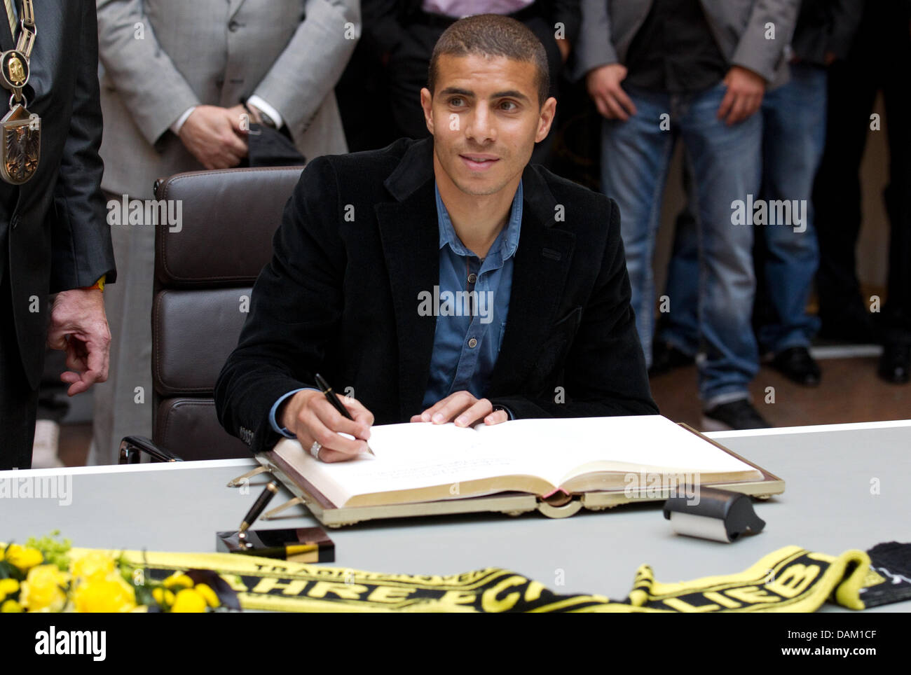 Mohamed Zidan of German soccer champion Borussia Dortmund, signs the city's 'golden book' at city hall in Dortmund, Germany, 16 May 2011. Photo: FRISO GENTSCH Stock Photo
