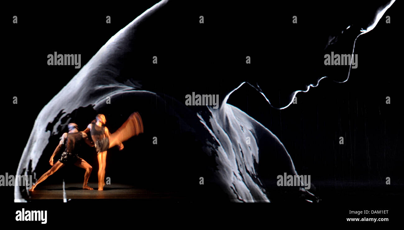 Australia's Sydney Dance Company rehearses at KraftWerk in Wolfsburg, Germany, 16 May 2011. The international dance festival Moviemntos runs until 29 May 2011 statt. Photo: JULIAN STRATENSCHULTE Stock Photo