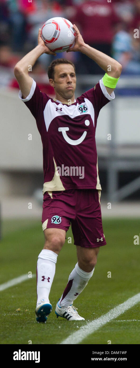 Hannover's Steven Cherundolo during the throwin during the German