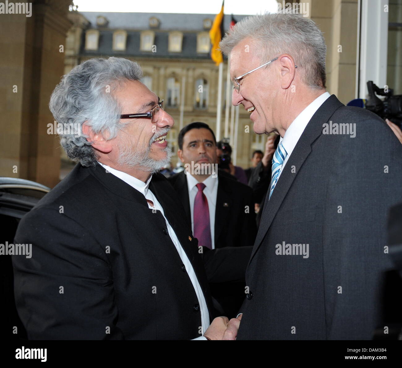 Winfried Kretschmann (R), Minister President of Baden-Wuerttemberg, welcomes the President of Paraguay, Fernando Armindo Lugo Mendez, at the Neue Schloss in Stuttgart, Germany, 19 May 2011. Fernando Armindo Lugo Mendez is in Baden-Wuerttemberg for an exchange of ideas and thoughts. Photo: Bernd Weissbrod Stock Photo
