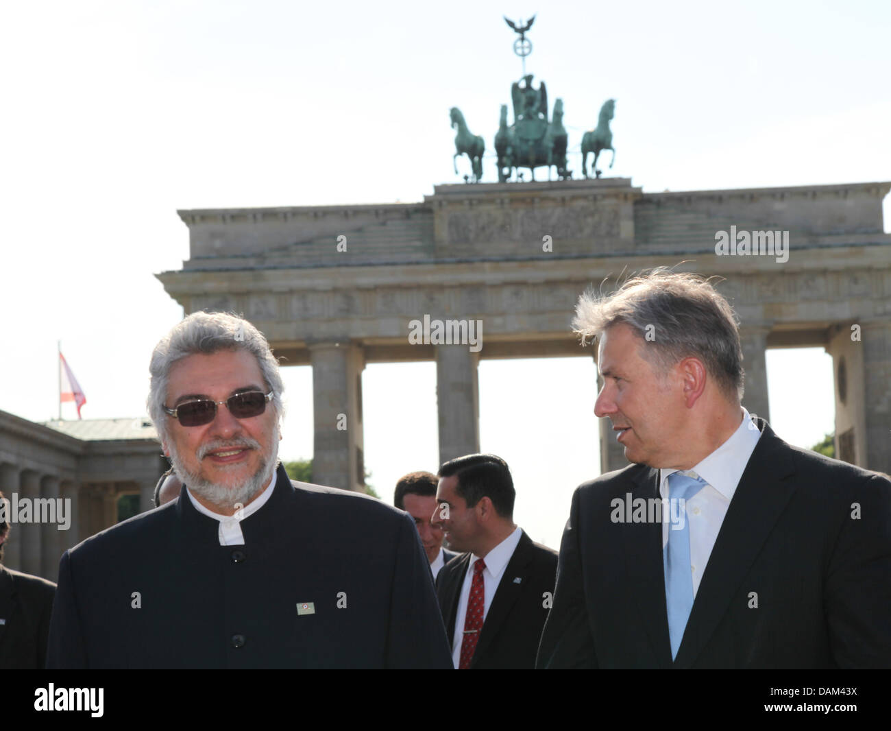 Governing Mayor of Berlin Klaus Wowereit (R, SPD) recieves the President of Paraguay Fernando Lugo in front of the Brandenburg Gate in  Berlin, Germany, 20 May 2011. Fernando Lugo is on a two day visit to Germany. Photo: HERBERT KNOSOWSKI Stock Photo