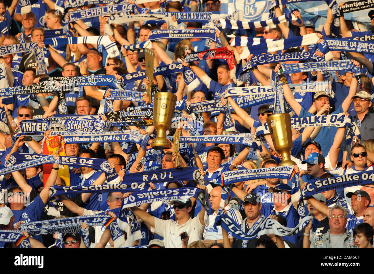 Fußball DFB-Pokalfinale: MSV Duisburg - FC Schalke 04 am Samstag (21.05.2011) im Olympiastadion in Berlin. Fanblock Schalke. Foto: Maurizio Gambarini dpa Stock Photo