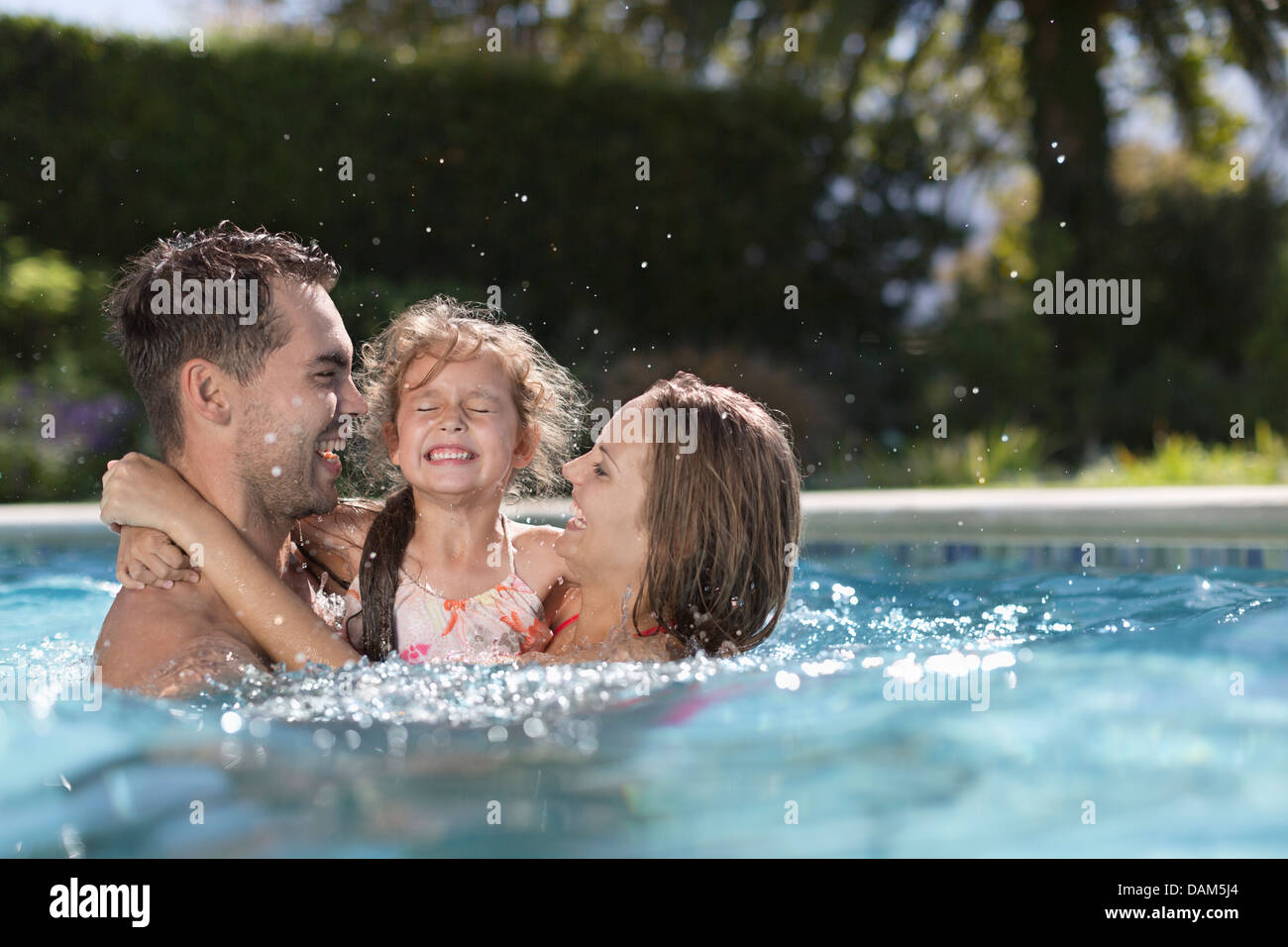 Три человека в бассейне. Семья в бассейне. Трое в бассейне. Мама в бассейне. Фото мама с дочкой в бассейне.