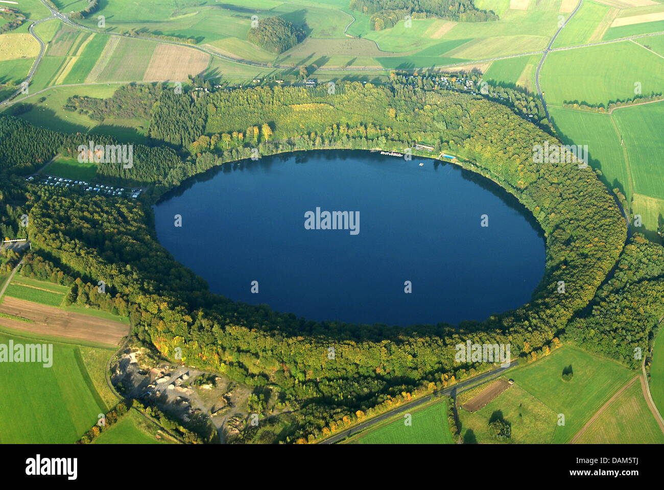 (dpa file) - A file picture dated 9 October 2006 of the Pulvermaar in the Eifel near Daun, Germany. Maars emerged through volcanism. They are mostoften round, funnel-shaped and deep. 10 of 75 maars are filled with water and four are officially swim lakes. Photo: Helmut Gassen/Natur- und Geopark Vulkaneifel Stock Photo