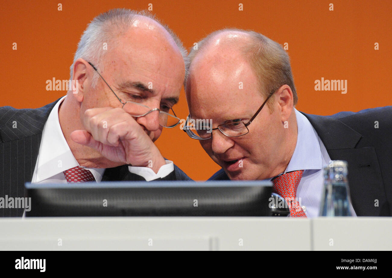 CEO of the Salzgitter AG, Heinz Joerg Fuhrmann (R), speaks to chairman of the supervisory board of Salzgitter, Rainer Thiemek, at the shareholder's meeting of the company at the city hall in Braunschweig, Germany, 26 May 2011. The second-biggest German steelworker Salzgitter delivered a forecast for the running year. Photo: Julian Stratenschulte Stock Photo