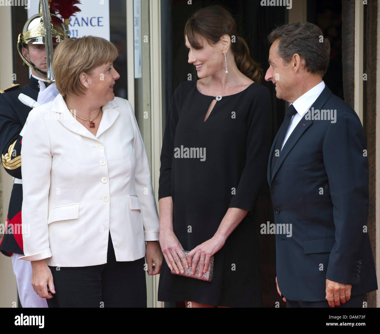 Der Franzosische Prasident Nicolas Sarkozy Und Seine Frau Carla Bruni Sarkozy M Begrussen Bundeskanzlerin Angela Merkel Cdu Am Donnerstag 26 05 2011 In Deauville In Dem Franzosischen Seebad Am Armelkanal Findet Am 26 Und 27