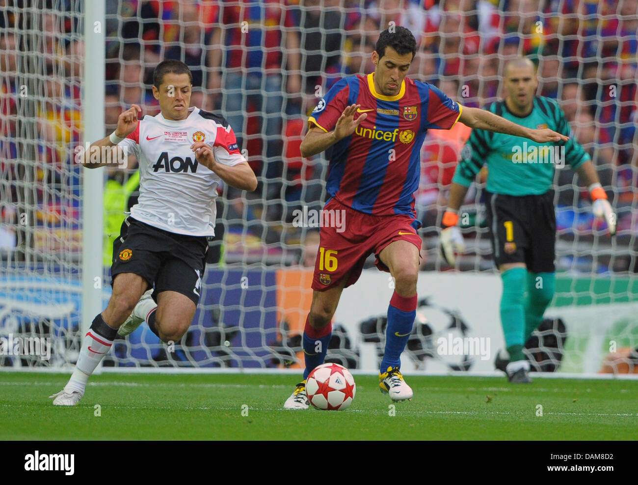 Manchester United's Javier Hernandez (L) fights for the ball with Sergio Busquets of Barcelona during the UEFA Champions League final between FC Barcelona and Manchester United at the Wembley Stadium, London, Britain, 28 May 2011. Photo: Soeren Stache Stock Photo