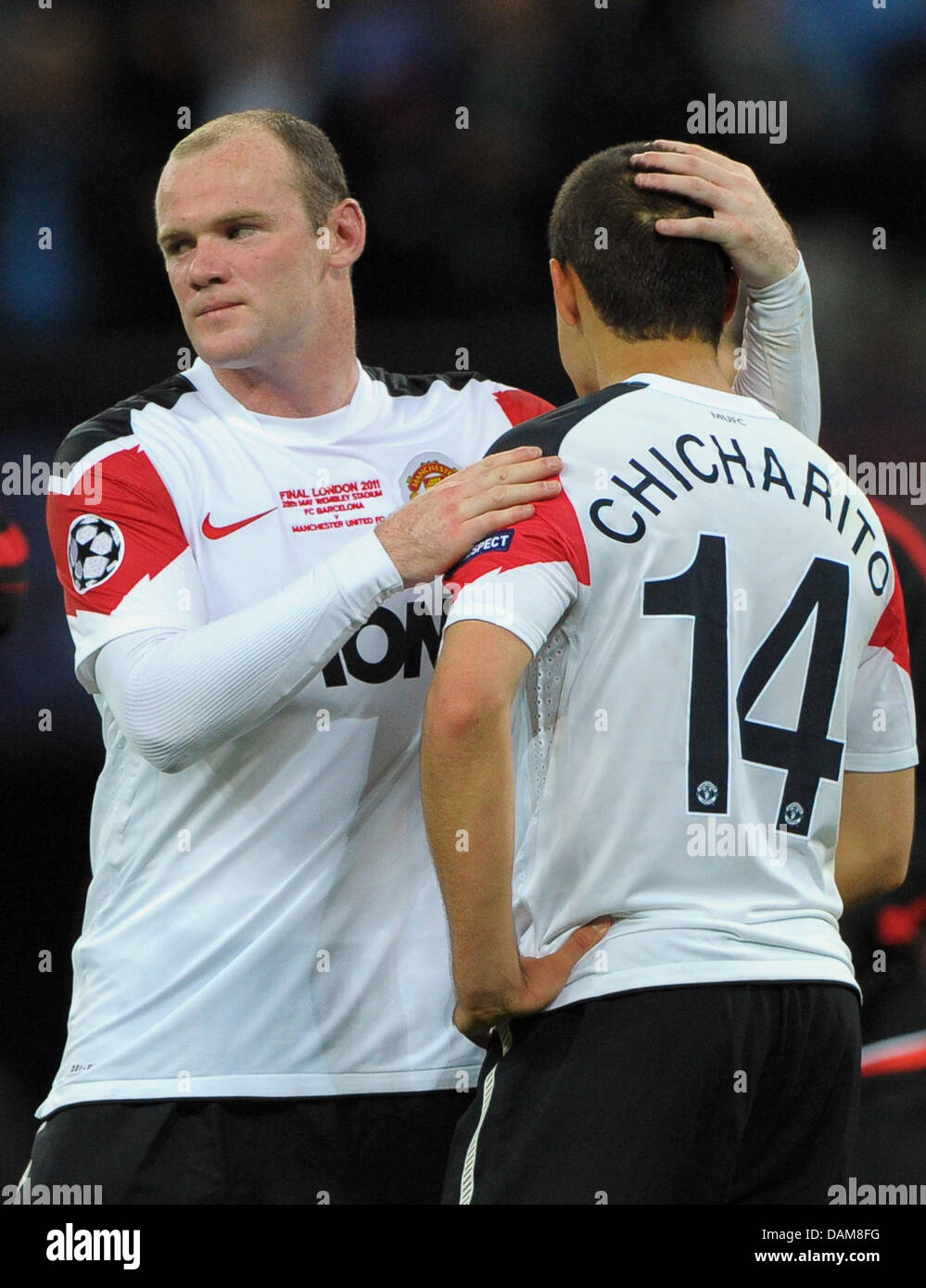 Manchester's Wayne Rooney (L) and Javier Hernandez react after loosing the UEFA Champions League final between FC Barcelona and Manchester United at the Wembley Stadium, London, Britain, 28 May 2011. Photo: Soeren Stache Stock Photo