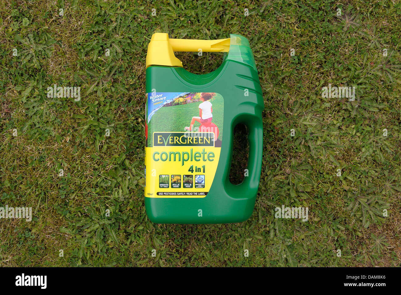 Evergreen complete 4 in one garden lawn treatment Stock Photo Alamy