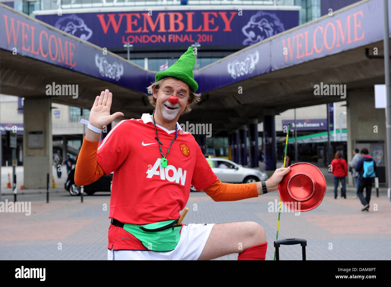 a-clown-in-a-manchester-jersey-waits-for-the-uefachampions-league-DAM8PT.jpg