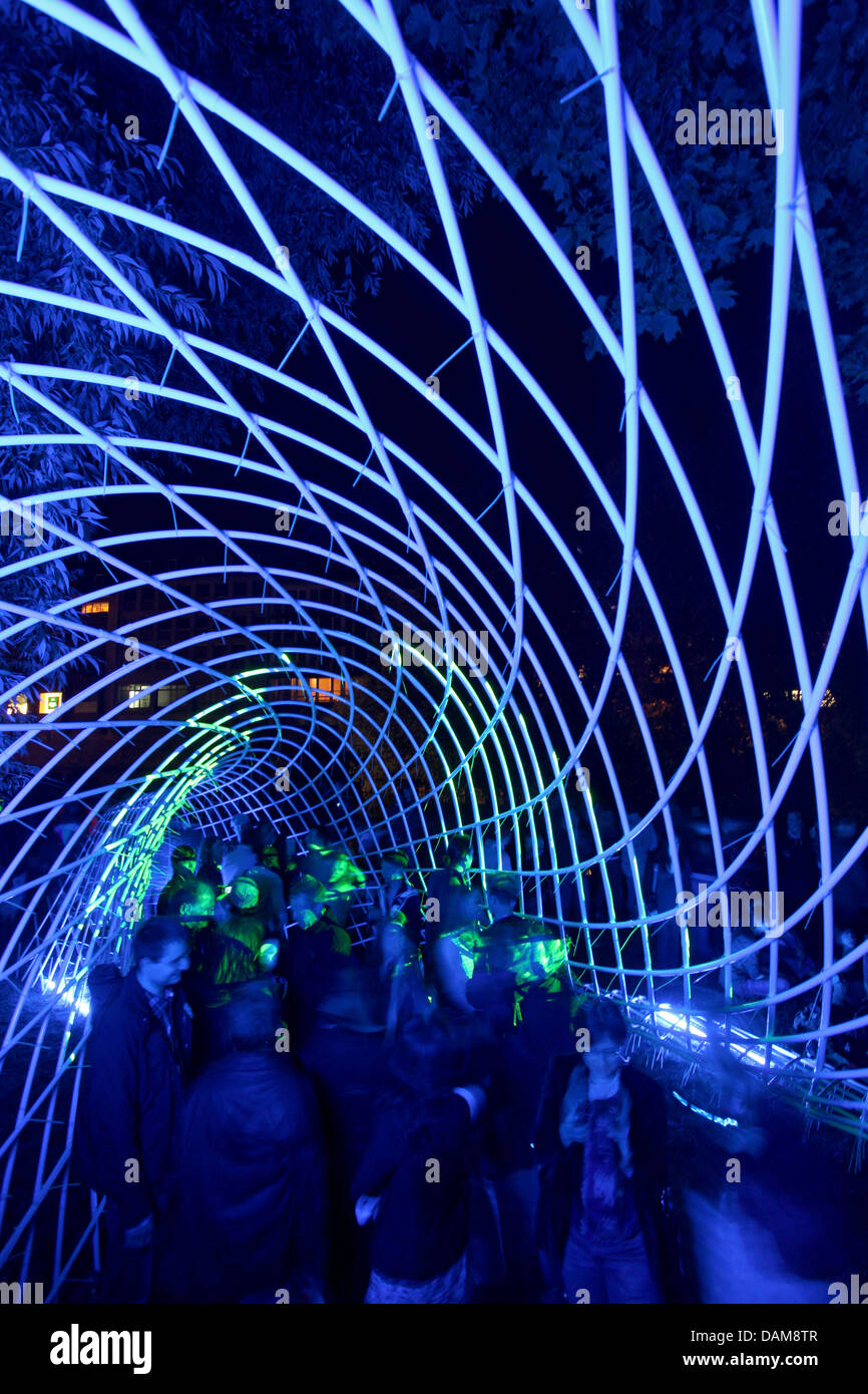 Visitors stroll through the installation 'Cortex Blau' during the 'Blue Night' on the Liebesinsel in Nuremberg, Germany, 28 May 2011. For the twelfth time, thousands of visitors came to the 'Blue Night' and looked at art actions, open-air spectacles, museums, stages and churches. Photo: Daniel Karmann Stock Photo