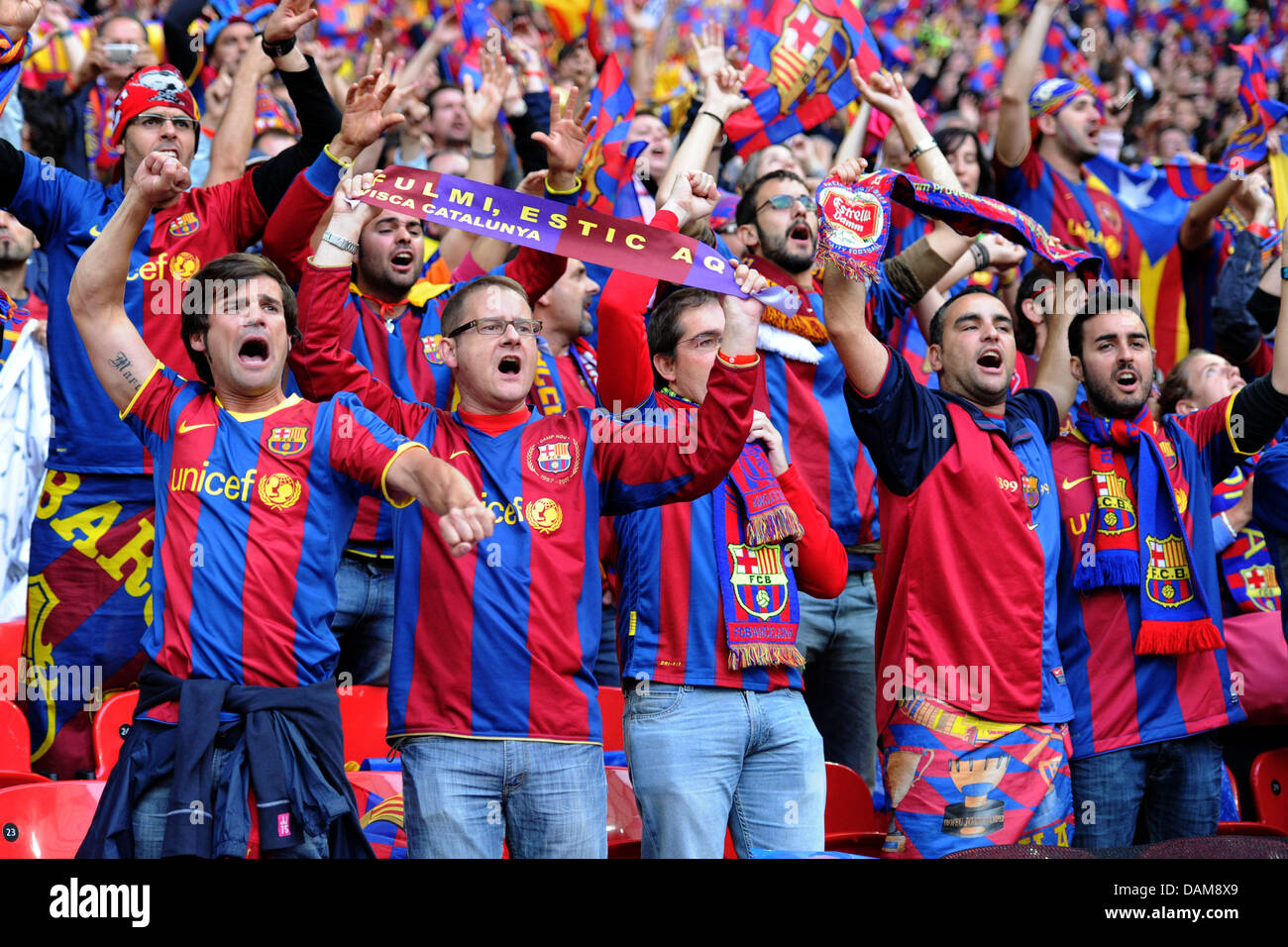 Barcelona's fans celebrate in the UEFA Champions League final FC Barcelona vs Manchester United at Wembley Stadium in London, Britain, 28 May 2011. Photo: Revierfoto Stock - Alamy