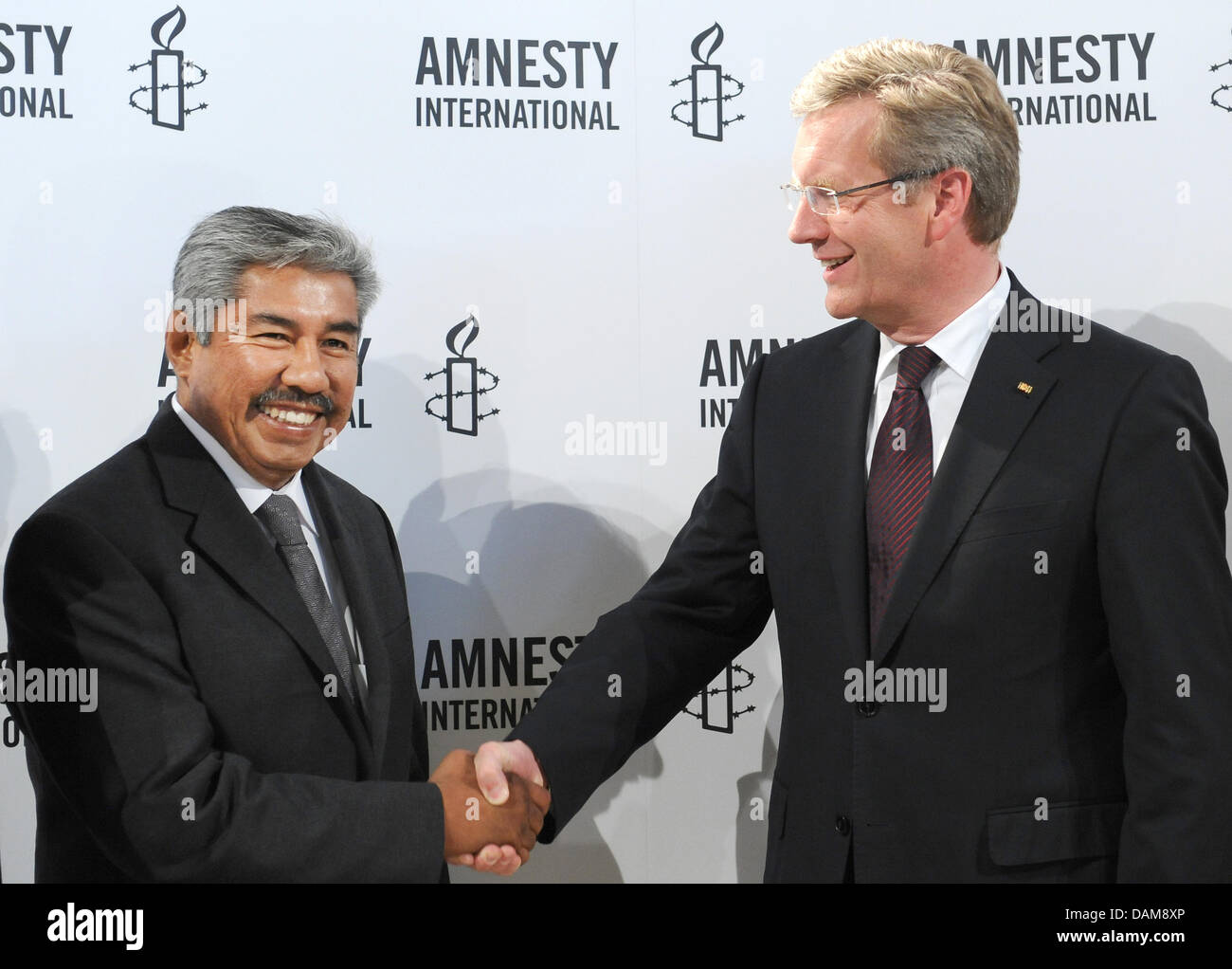 German President Christian Wulff (R) welcomes Abel Barrera Hernandez, founder of Mexican human rights organization Tlachinollan, at Haus der Kulturen der Welt in Berlin, Germany, 27 May 2011. Barrera has been awarded the Amnesty  International Human Rights Award for his work on human rights and justice issues for the indigenous people of his home state of Guerrero, Mexico. Photo: B Stock Photo