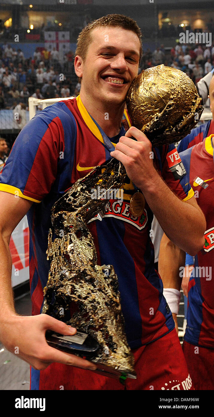 Barcelona's players celebrate winning the handball Champions League with  the trophy after the final match FC Barcelona Borges versus Renovalia  Ciudad Real at Lanxess-Arena in Cologne, Germany, 29 May 2011. Photo: Marius