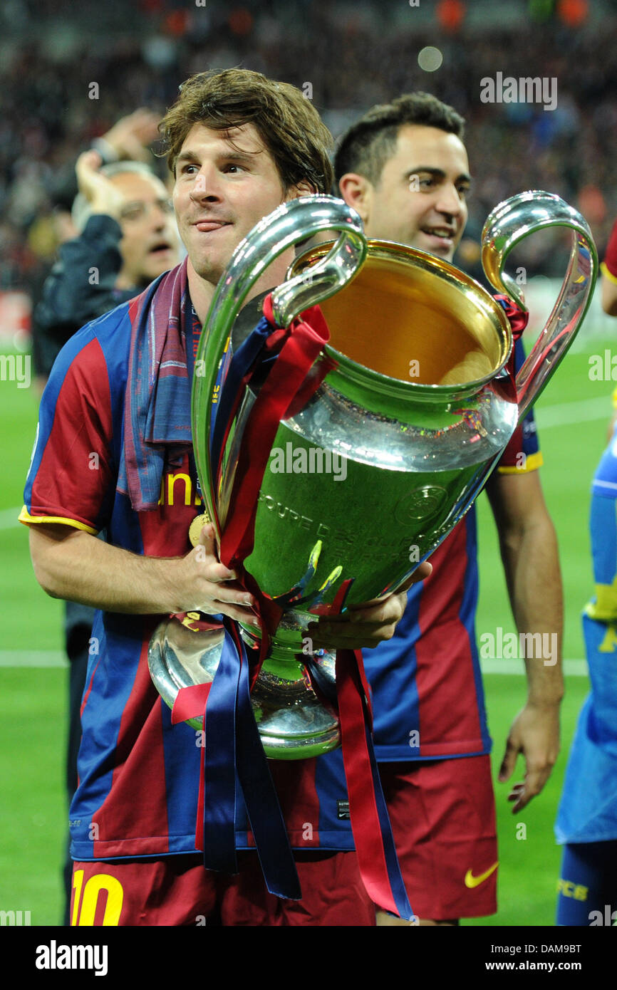 Fußball Champions League Finale FC Barcelona - Manchester United am 28.05. 2011 in London Lionel Messi ( Barcelona ) mit dem Champions League Pokal  Foto: Revierfoto Stock Photo - Alamy