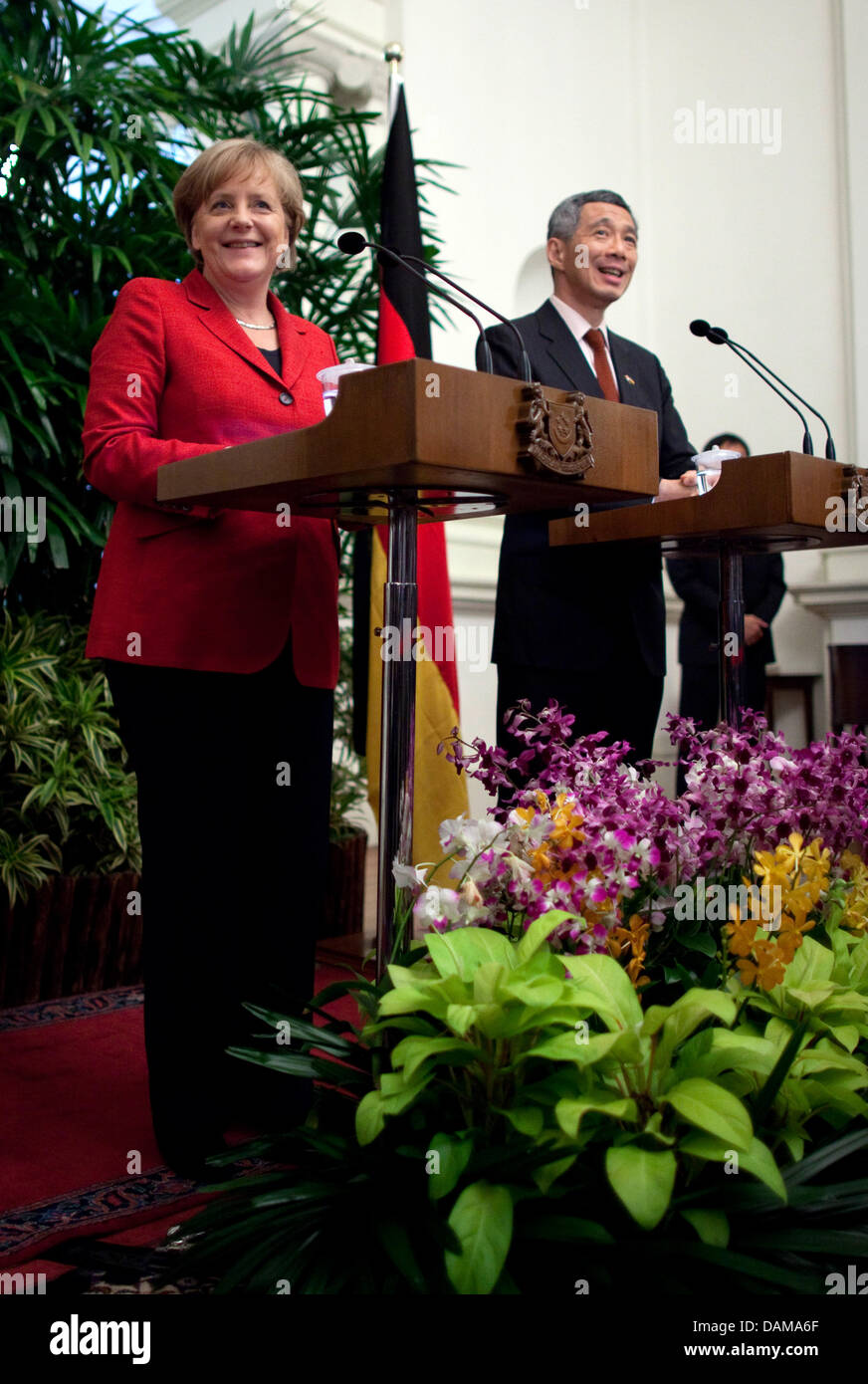 Chancellor Angela Merkel is welcomed with military honours by Prime Minister Lee Hsien Loong (R) at Governmental Palace Istana, Singapore, 1 June 2011. Merkel is on a two-day visit in the city state Singapore. Apart from meeting government representative  Merkel plans to visit an orchid garden and a reading. Photo: MICHAEL KAPPELER Stock Photo