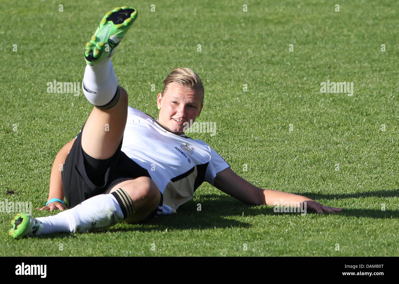 German national soccer player Alexandra Popp stretches during a training session of the national team in Osnabrueck, Germany, 02 June 2011. The team faces Italy for an international soccer match on 03 June 2011. Photo: Friso Gentsch Stock Photo