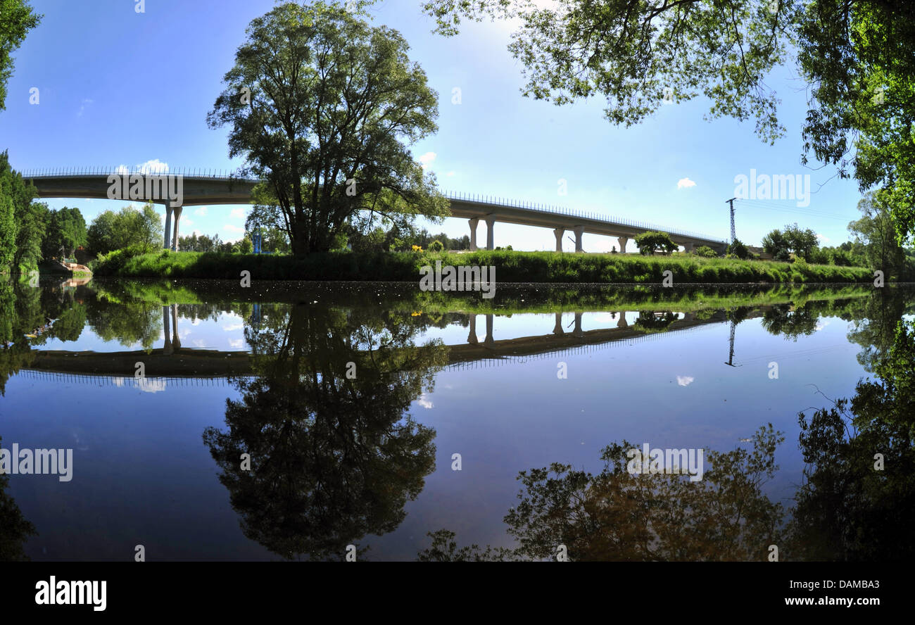 Two autobahn bridges over the Mulde River of the new A72 are waiting for final finishing touches and to be opened for traffic near Penig, Germany, 25 May 2011. The expansion project of A72 from Chemnitz to Leipzig stretches over 62 kilometers, but Saxony's transport minister hasn't be able to name a date for completion. Photo: Hendrik Schmidt Stock Photo