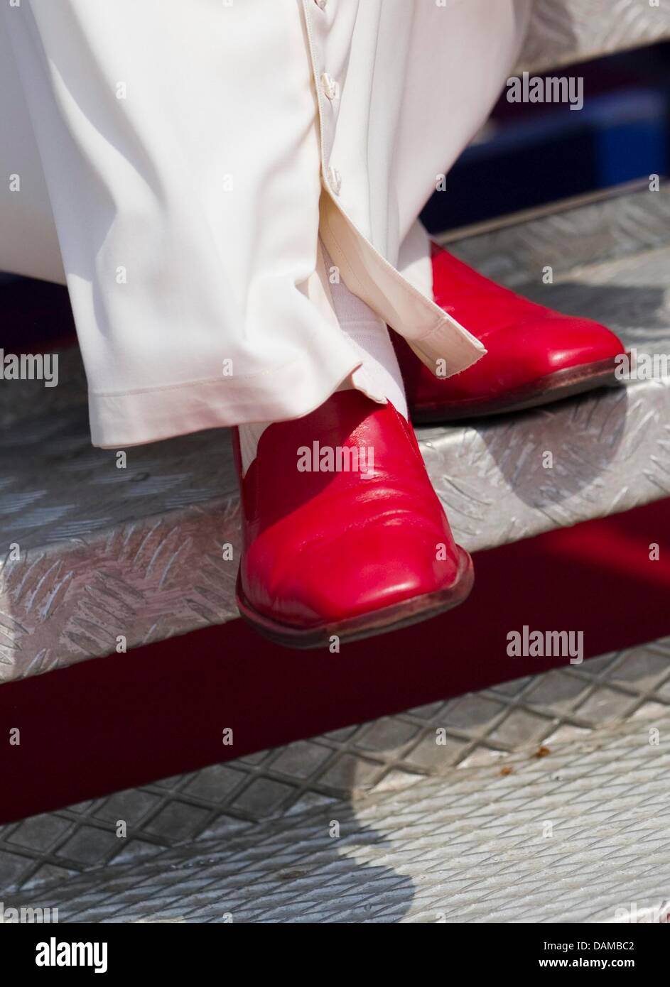 why do popes wear red shoes