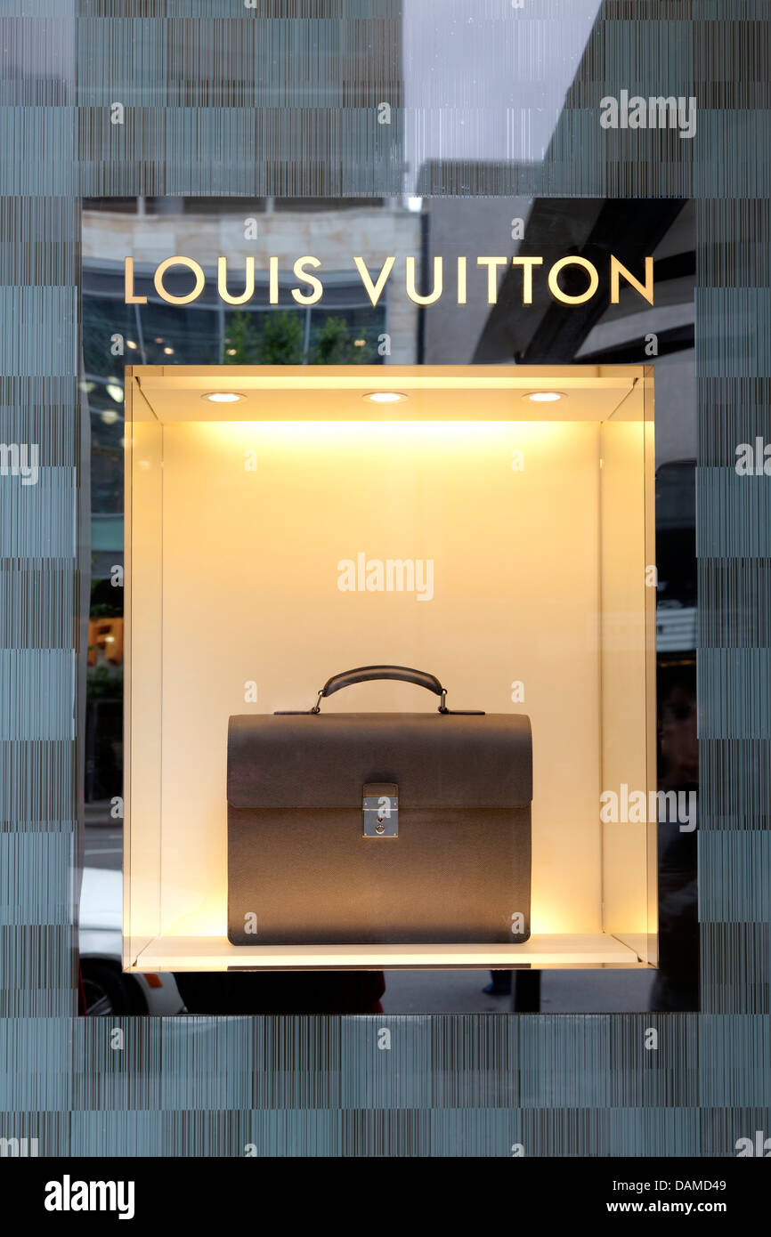 Louis vuitton storefront hi-res stock photography and images - Alamy